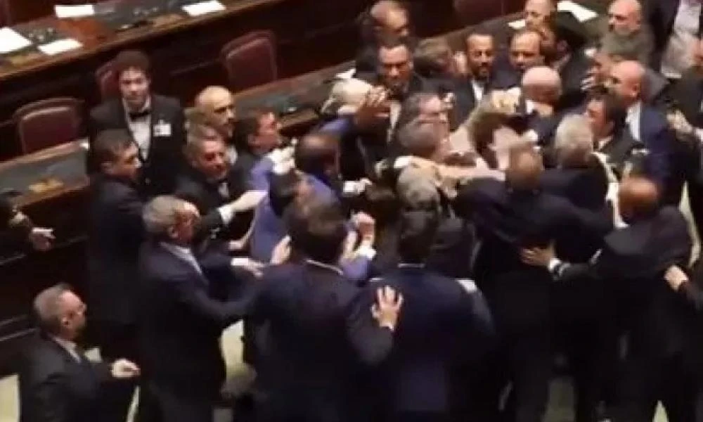 Ιταλική Βουλή: Άγριο ξύλο ανάμεσα σε βουλευτές της Λέγκα και των Πέντε Αστέρων (βίντεο)